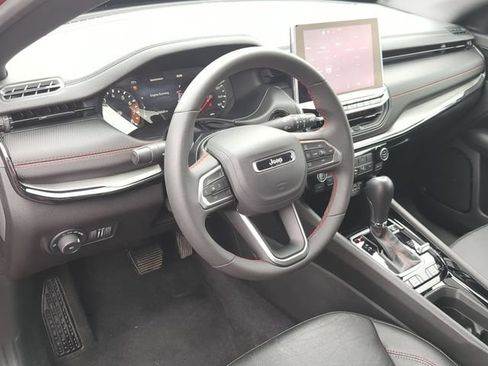 Used 2025 Jeep Compass Trailhawk AWD/4WD image 2