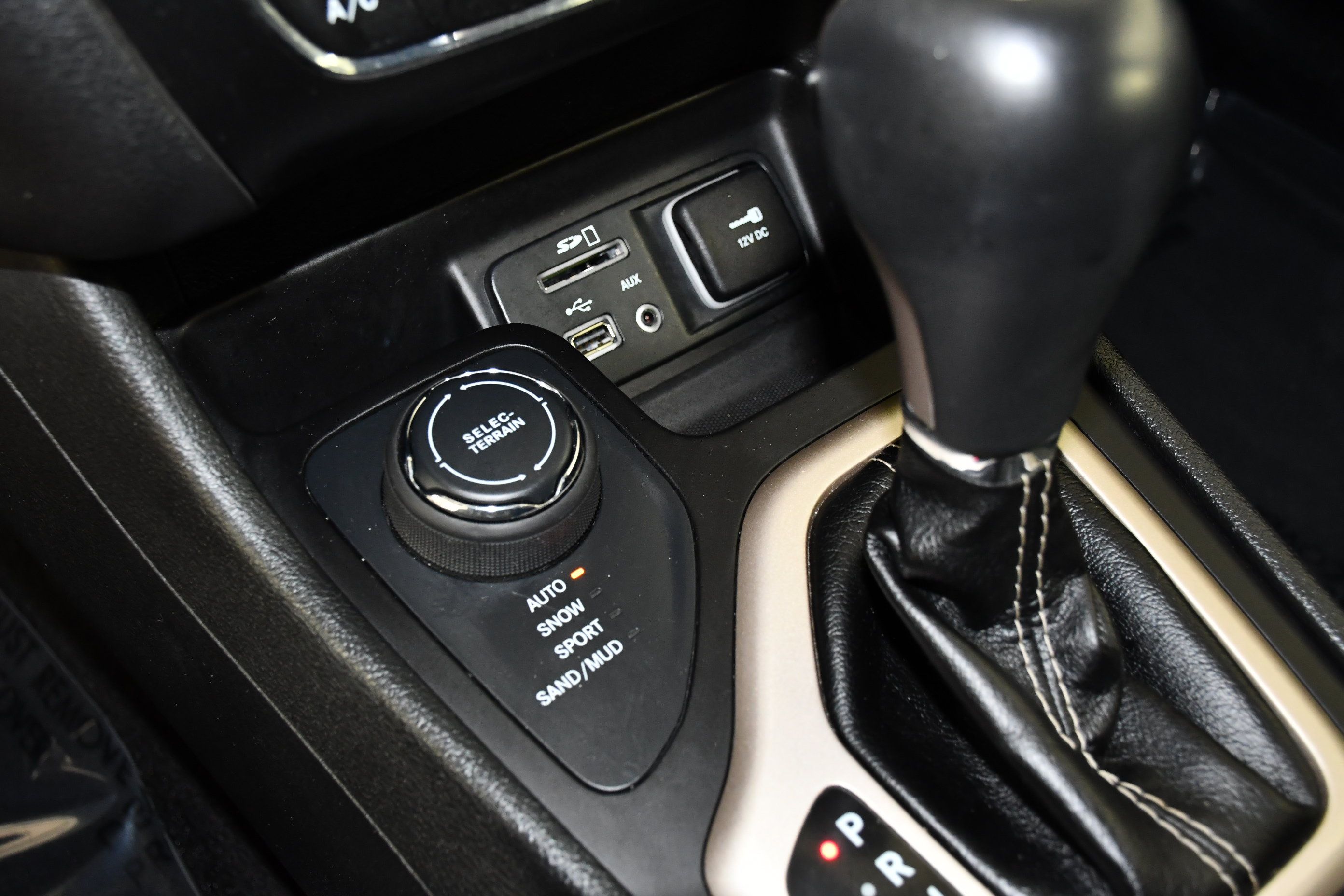 Used 2018 Jeep Cherokee Limited AWD/4WD image 30