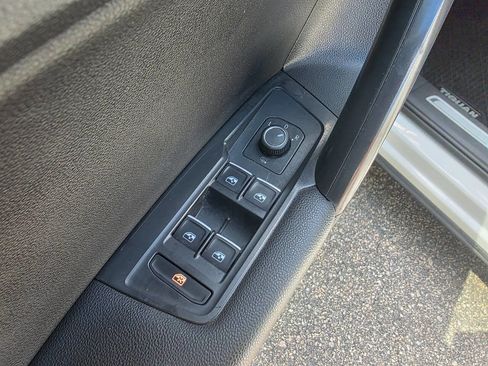 Used 2021 Volkswagen Tiguan SE R-Line image 10