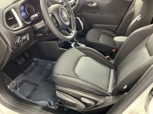 Used 2021 Jeep Renegade Latitude AWD/4WD image 8