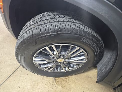 Used 2025 Chevrolet Traverse LT image 18