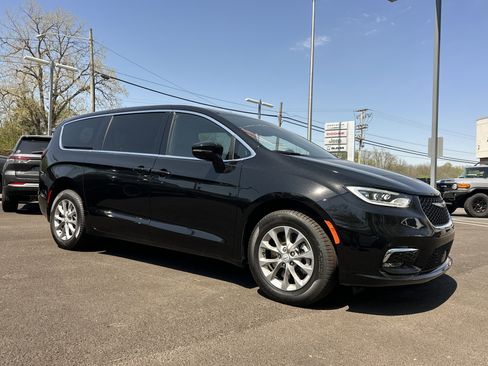 New 2026 Chrysler Pacifica Limited w/ Trailer Tow Group AWD/4WD image 19
