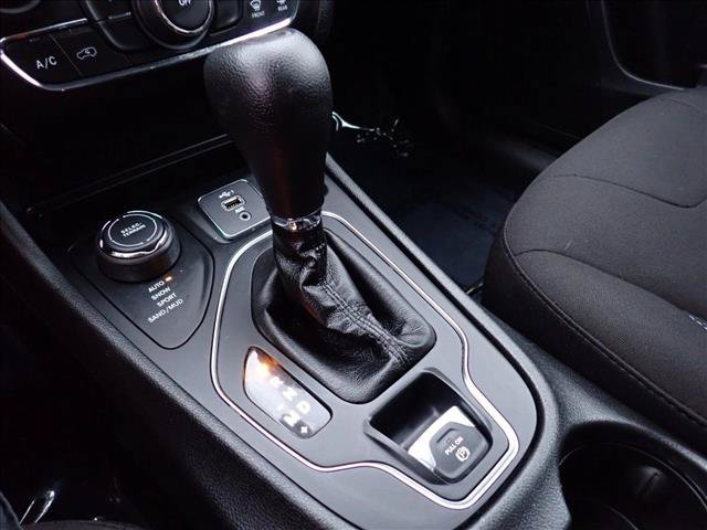 Used 2019 Jeep Cherokee Latitude w/ Popular Appearance Group AWD/4WD image 15