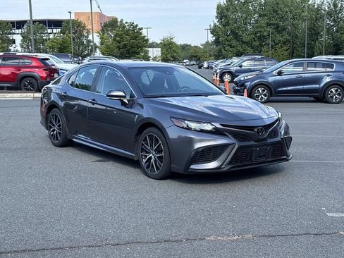 Used 2022 Toyota Camry SE FWD image 1