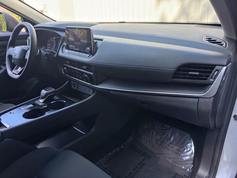 Used 2025 Nissan Rogue S FWD image 13