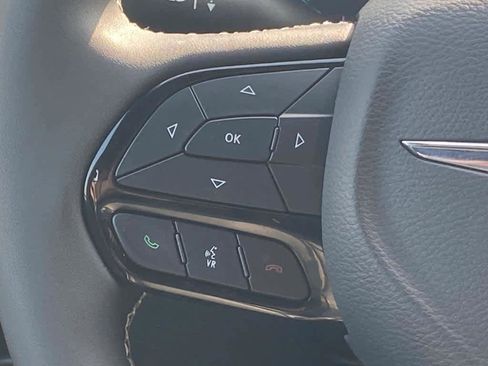 Used 2023 Chrysler Pacifica Limited w/ Uconnect Theater Family Group image 8