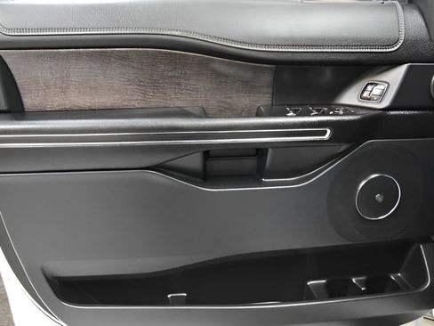 Used 2021 Ford Expedition Limited image 13