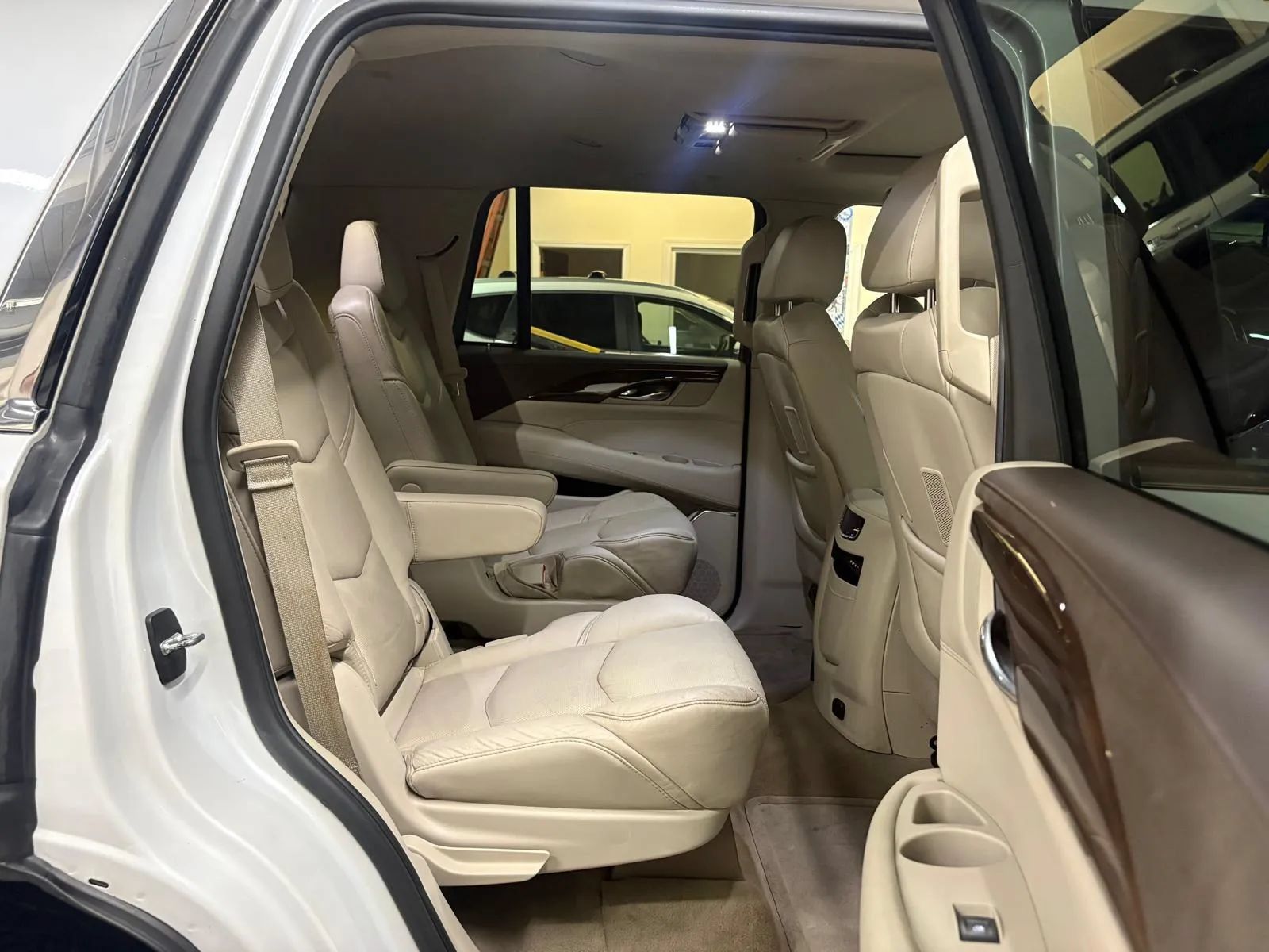 Used 2016 Cadillac Escalade Luxury AWD/4WD image 23