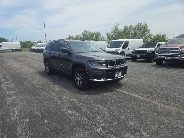 Used 2025 Jeep Grand Cherokee L Limited AWD/4WD image 2