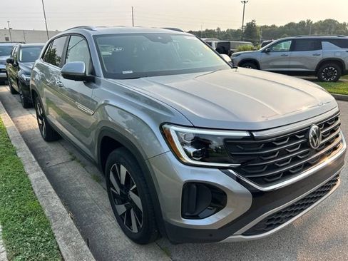 Used 2025 Volkswagen Atlas Cross Sport SE FWD image 3