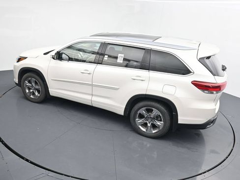 Used 2019 Toyota Highlander AWD V6 image 13