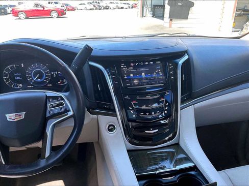 Used 2019 Cadillac Escalade Luxury AWD/4WD image 9