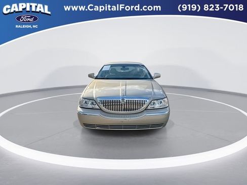 Used 2004 Lincoln Town Car Signature image 3