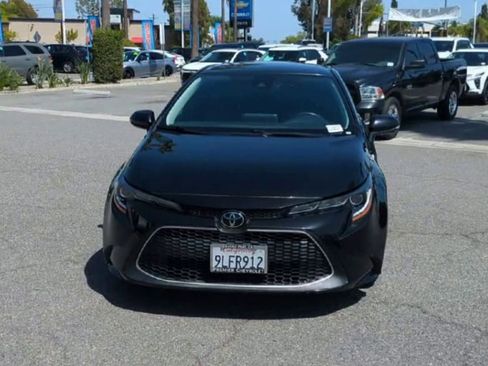 Used 2020 Toyota Corolla XLE image 3