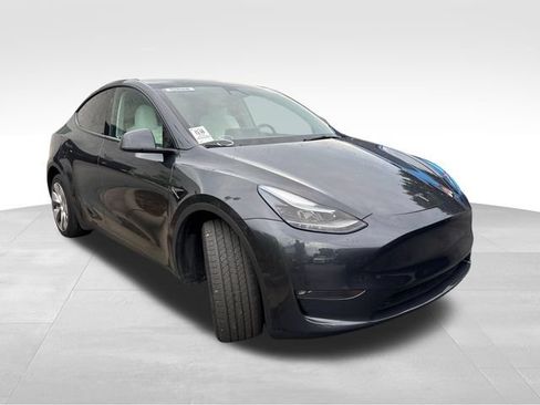 Used 2024 Tesla Model Y Long Range AWD/4WD image 2