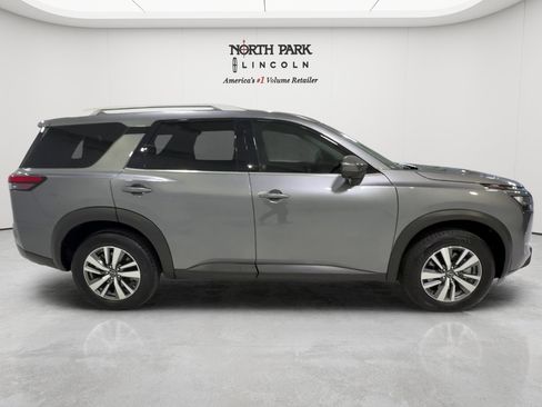 Used 2025 Nissan Pathfinder SL FWD image 6