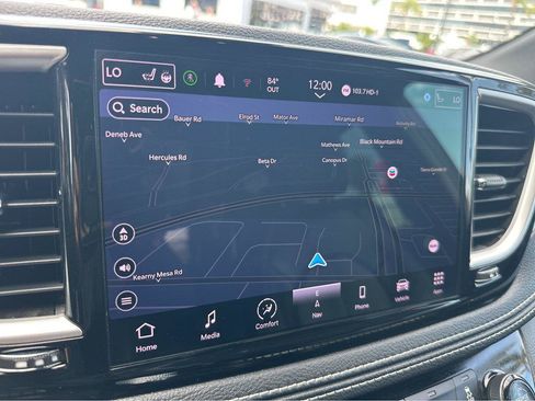 Used 2022 Chrysler Pacifica Touring-L w/ Uconnect Theater Family Group FWD image 5