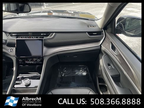 Used 2024 Jeep Grand Cherokee L Limited image 24
