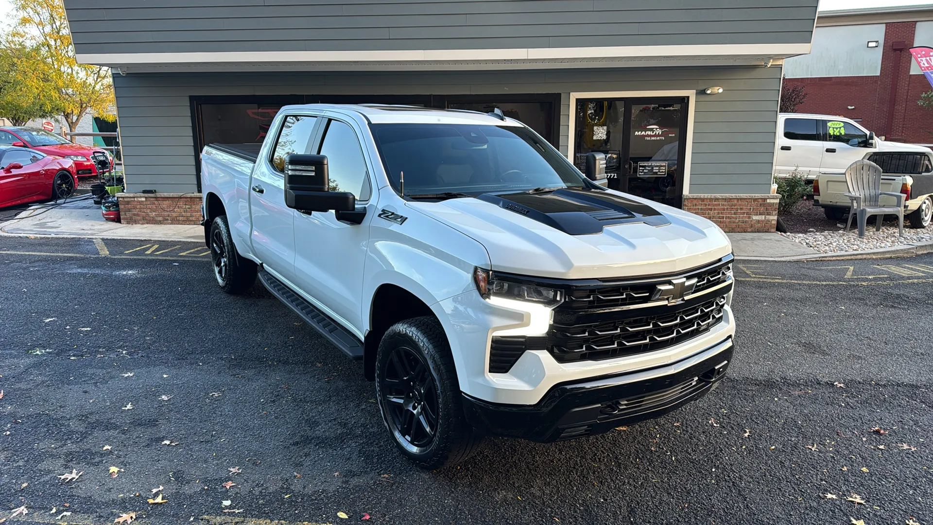 Used 2025 Chevrolet Silverado 1500 LT Trail Boss w/ Dark Appearance Package AWD/4WD image 3