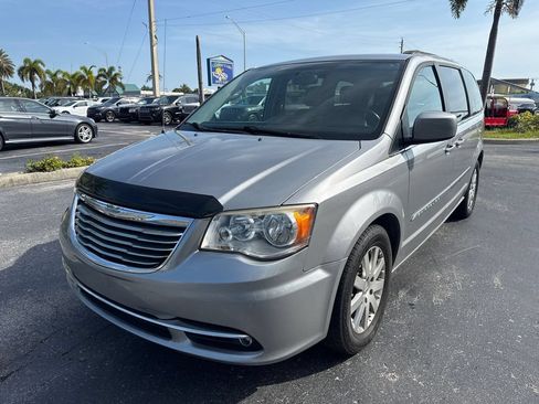 Used 2016 Chrysler Town & Country Touring FWD image 1