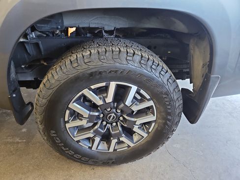 Used 2024 Nissan Frontier SL image 18