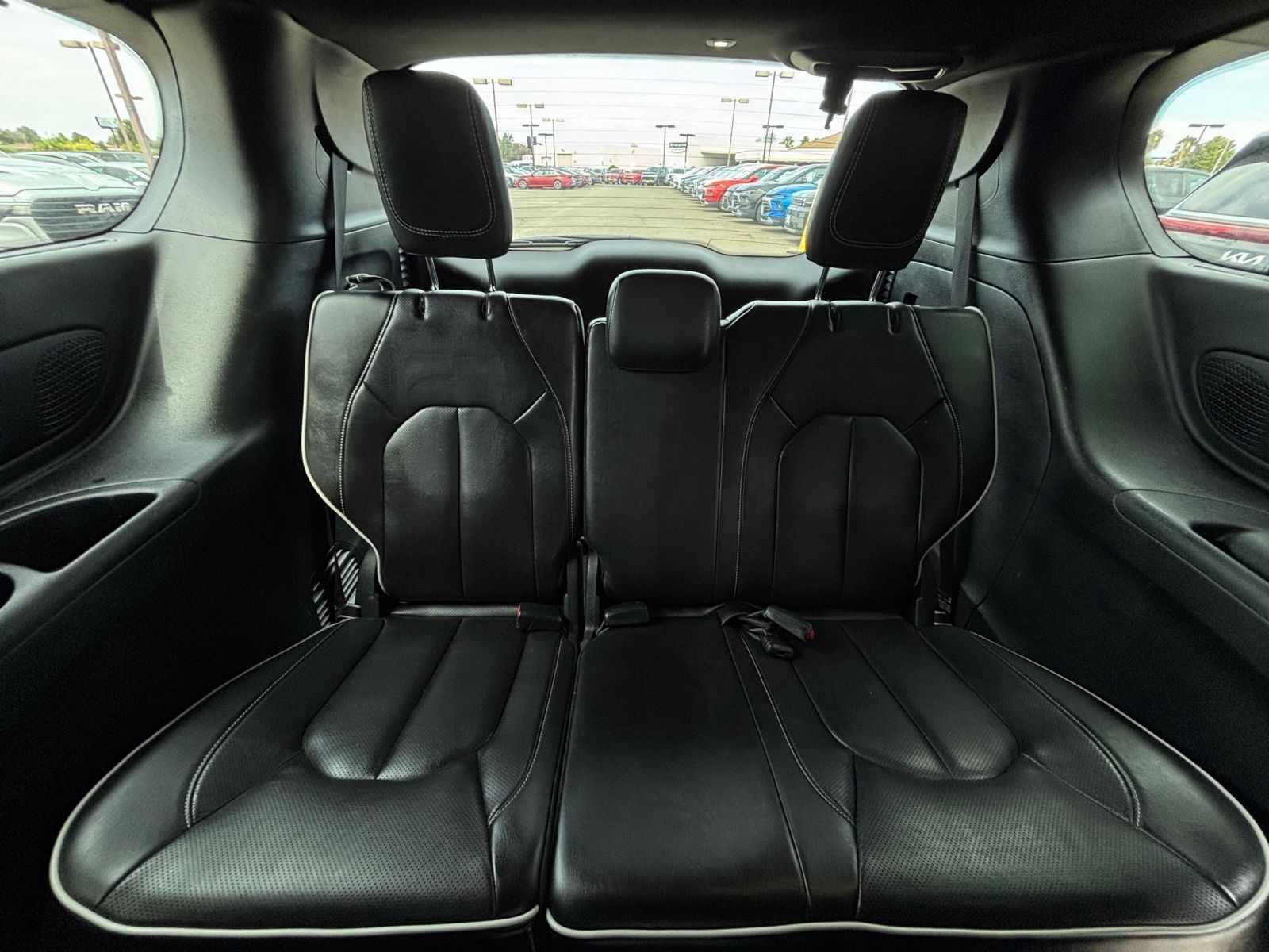 Used 2025 Chrysler Pacifica Limited FWD image 32