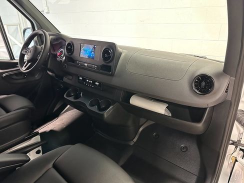 Used 2023 Mercedes-Benz Sprinter 2500 image 17