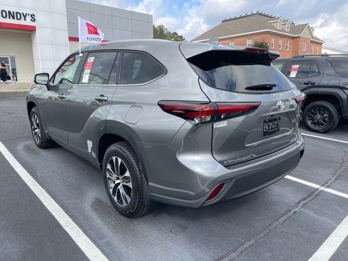 New 2026 Toyota Highlander XLE image 12