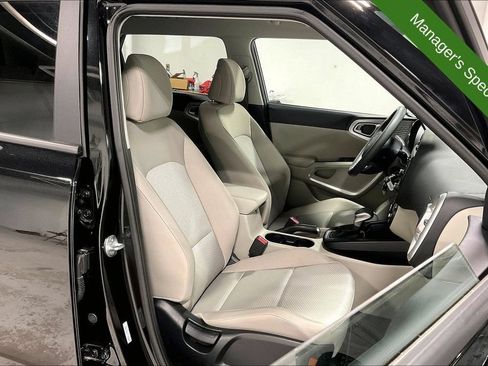 Used 2025 Kia Soul LX w/ LX Technology Package FWD image 9