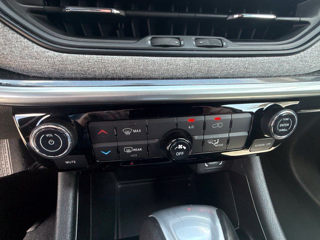 Used 2024 Jeep Compass Latitude AWD/4WD image 17