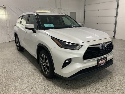 Used 2023 Toyota Highlander XLE AWD/4WD image 2