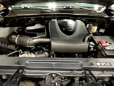 Used 2018 Toyota Tacoma TRD Sport image 10