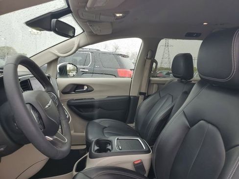 Used 2023 Chrysler Pacifica Touring-L w/ Uconnect Theater Family Group AWD/4WD image 11