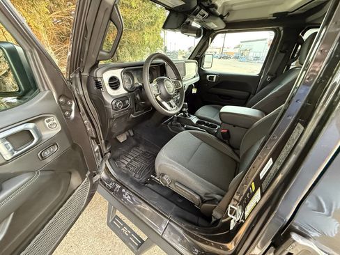 Used 2025 Jeep Wrangler Unlimited Sahara image 10