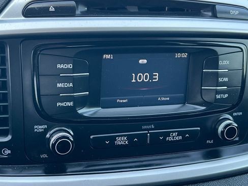 Used 2017 Kia Sorento AWD image 19