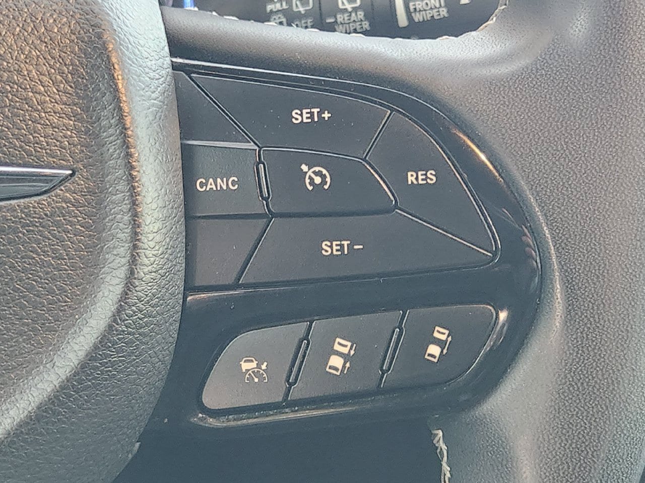 Used 2025 Chrysler Pacifica Limited FWD image 28