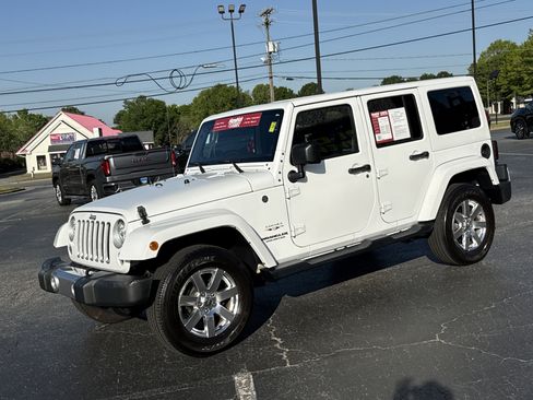 Used 2017 Jeep Wrangler Unlimited Sahara w/ Connectivity Group AWD/4WD image 11