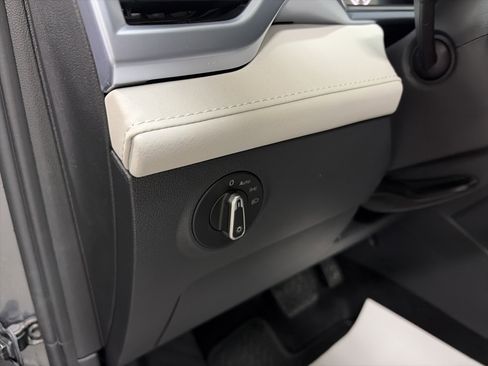 New 2026 Volkswagen Taos SE image 16