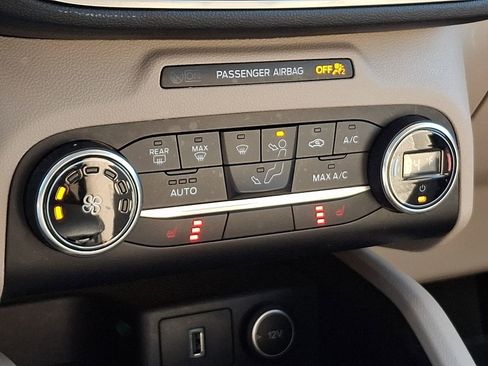 Used 2020 Ford Escape SE image 17