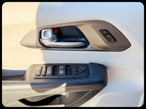 Used 2024 Chrysler Pacifica Touring-L image 27