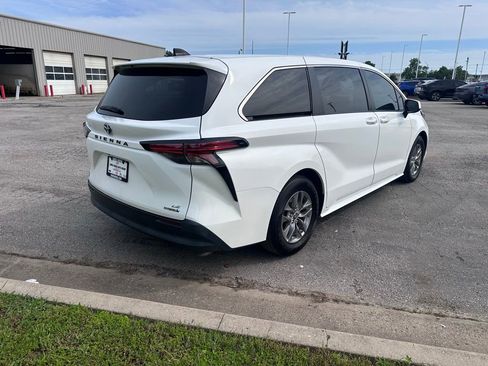 Used 2021 Toyota Sienna LE FWD image 5