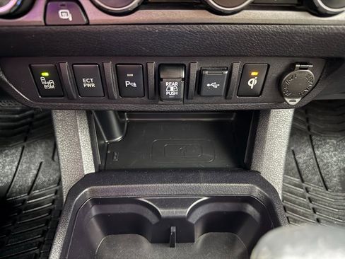 Used 2022 Toyota Tacoma TRD Sport w/ Technology Package image 18