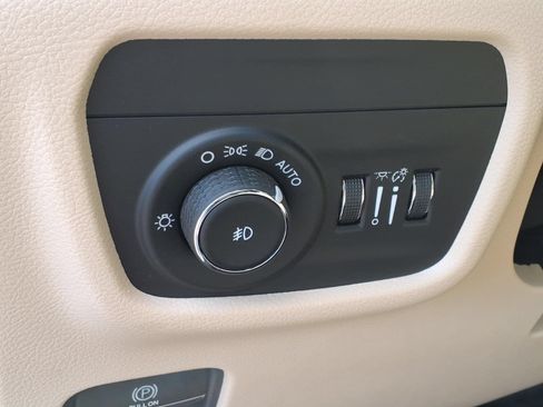 Used 2023 Jeep Grand Cherokee Limited AWD/4WD image 16