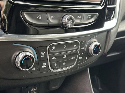 Used 2022 Chevrolet Traverse RS image 38