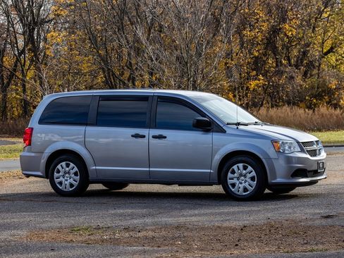 Used 2019 Dodge Grand Caravan SE image 3
