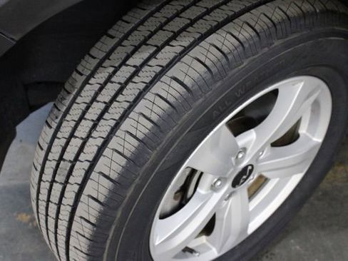 Used 2022 Kia Sorento LX image 39