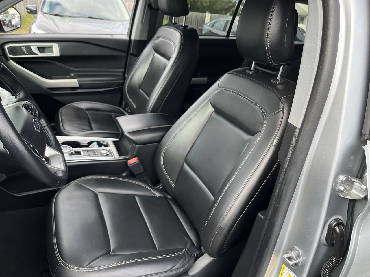 Used 2022 Ford Explorer XLT w/ Equipment Group 202A AWD/4WD image 4