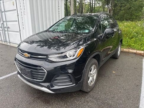 Used 2020 Chevrolet Trax LT w/ LT Convenience Package AWD/4WD image 2