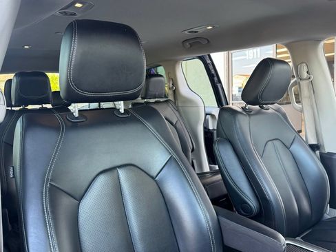 Used 2023 Chrysler Pacifica Touring-L FWD image 24