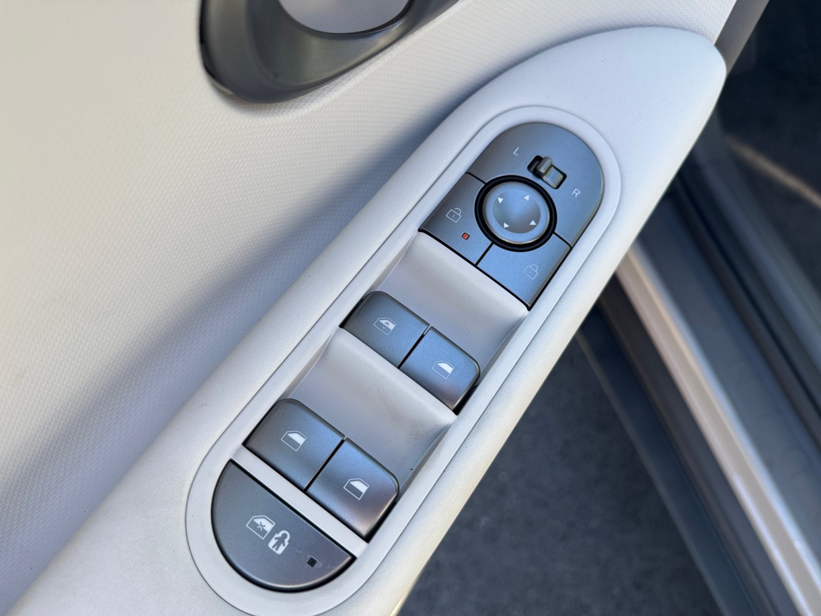 New 2027 Hyundai Ioniq 5 SE AWD/4WD image 16